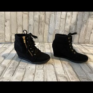 Black hidden platform sneakers
